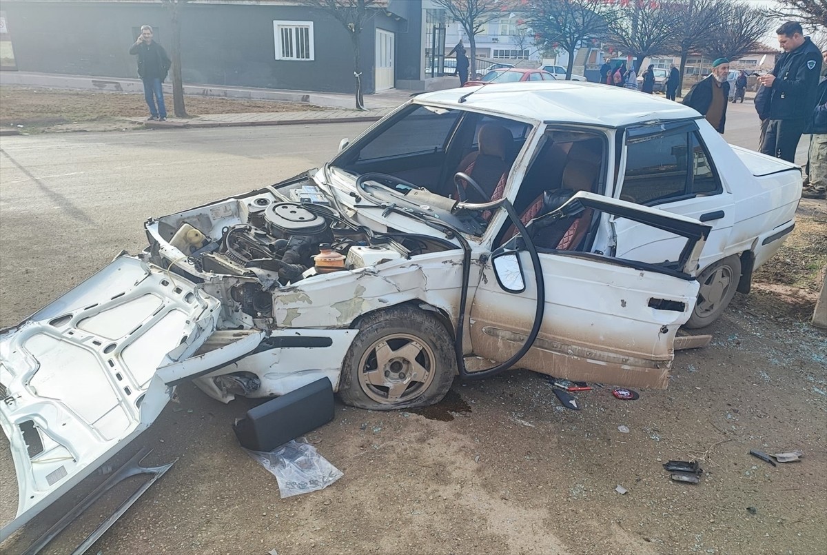 Kırıkkale'de otomobilin bahçe duvarına çarpması sonucu sürücü yaşamını yitirdi. Kaza yerine...