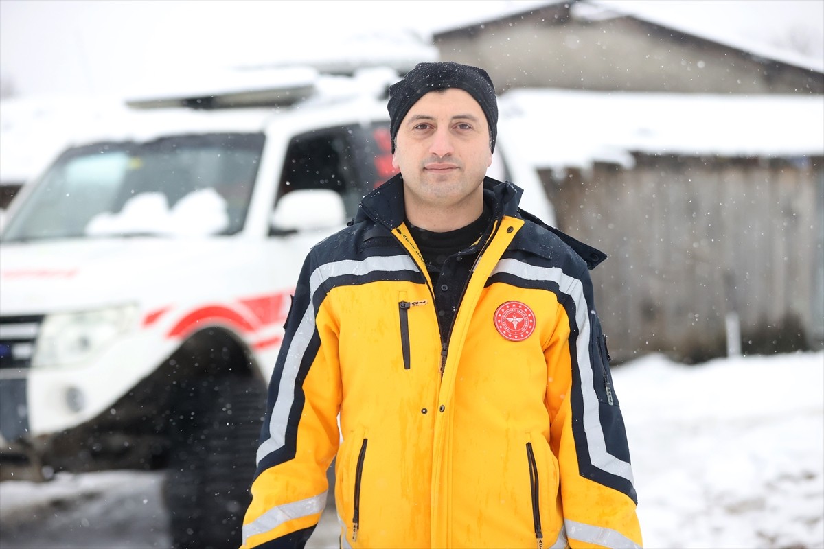 Kırklareli'nde görev yapan sağlık ekipleri yoğun kar yağışının etkili olduğunu bölgelere paletli...