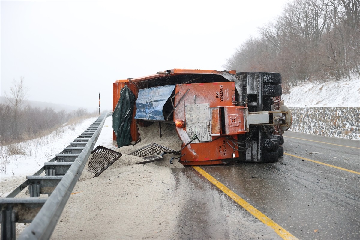 Kırklareli'nde yüksek kesimlerinde etkili olan kar yağışı nedeniyle bölgede çalışma yapan kar...