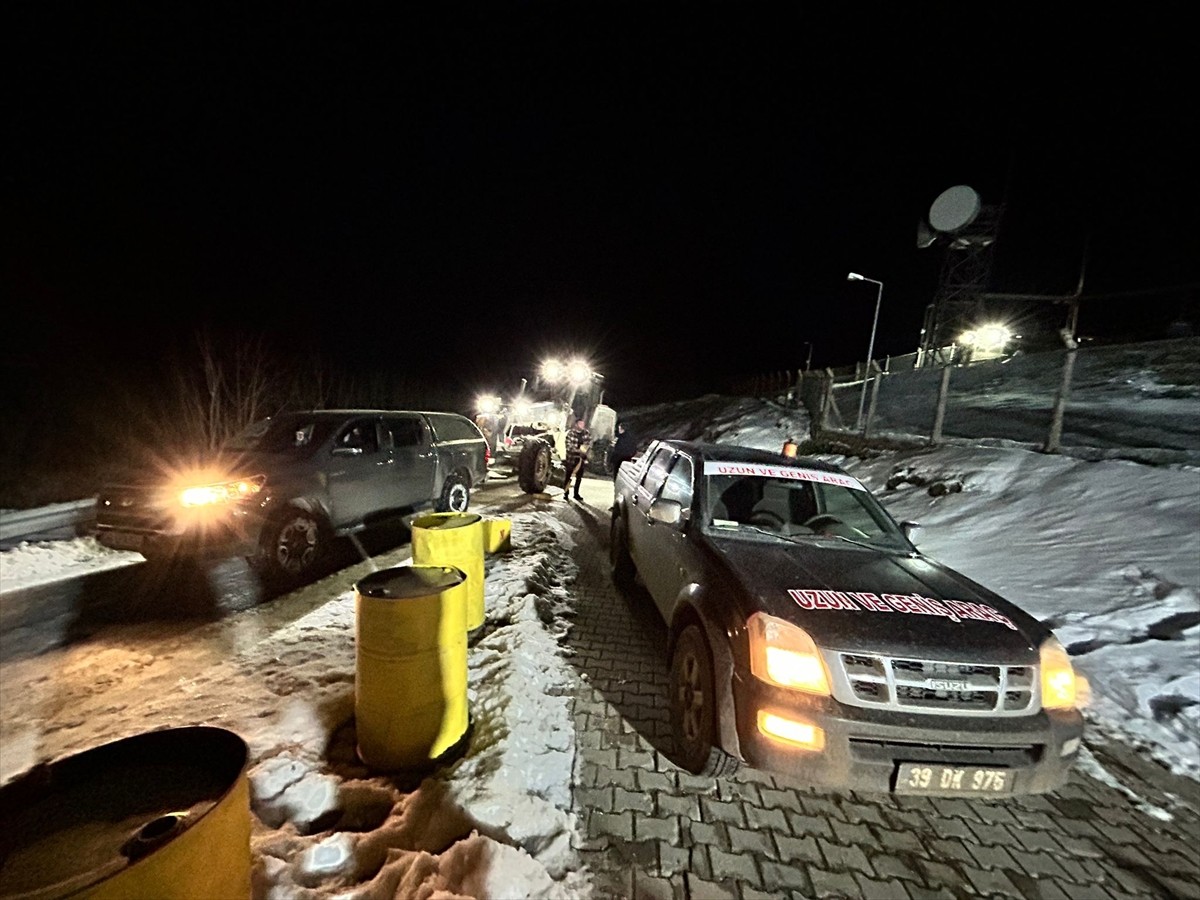 Kırklareli'nin Demirköy ilçesinde karlı yolda mahsur kalan 3 teknisyen, İl Özel İdaresi...