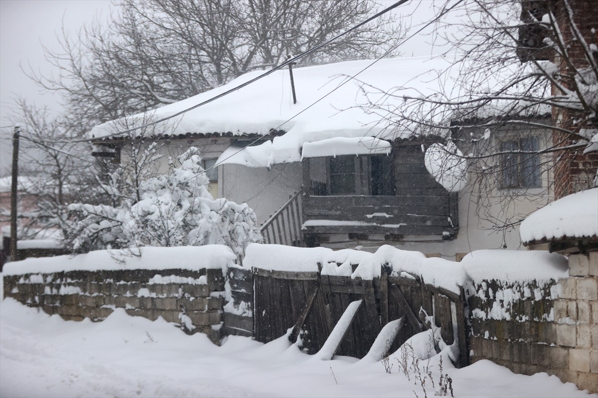 Kırklareli'nin yüksek kesimlerinde kar yağışı yaşamı olumsuz etkiledi. Kar yağışı Dereköy köyünde...