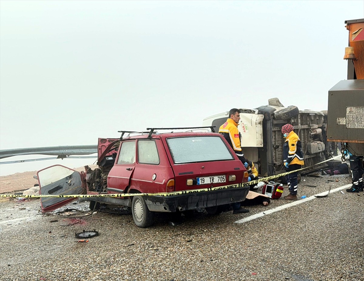 Kırşehir'de işçi servisinin karıştığı zincirleme trafik kazasında, ilk belirlemelere göre 2 kişi...