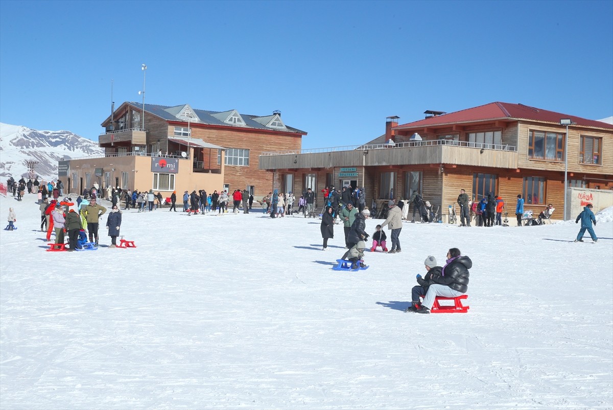 Kış turizminin önemli noktalarından Hakkari'deki Mergabütan Kayak Merkezi'nde sömestir ve hafta...
