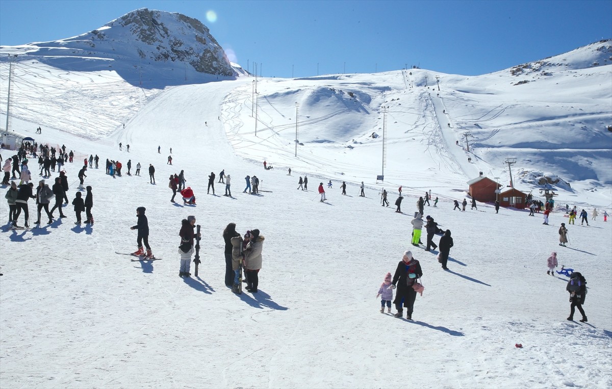 Kış turizminin önemli noktalarından Hakkari'deki Mergabütan Kayak Merkezi'nde sömestir ve hafta...