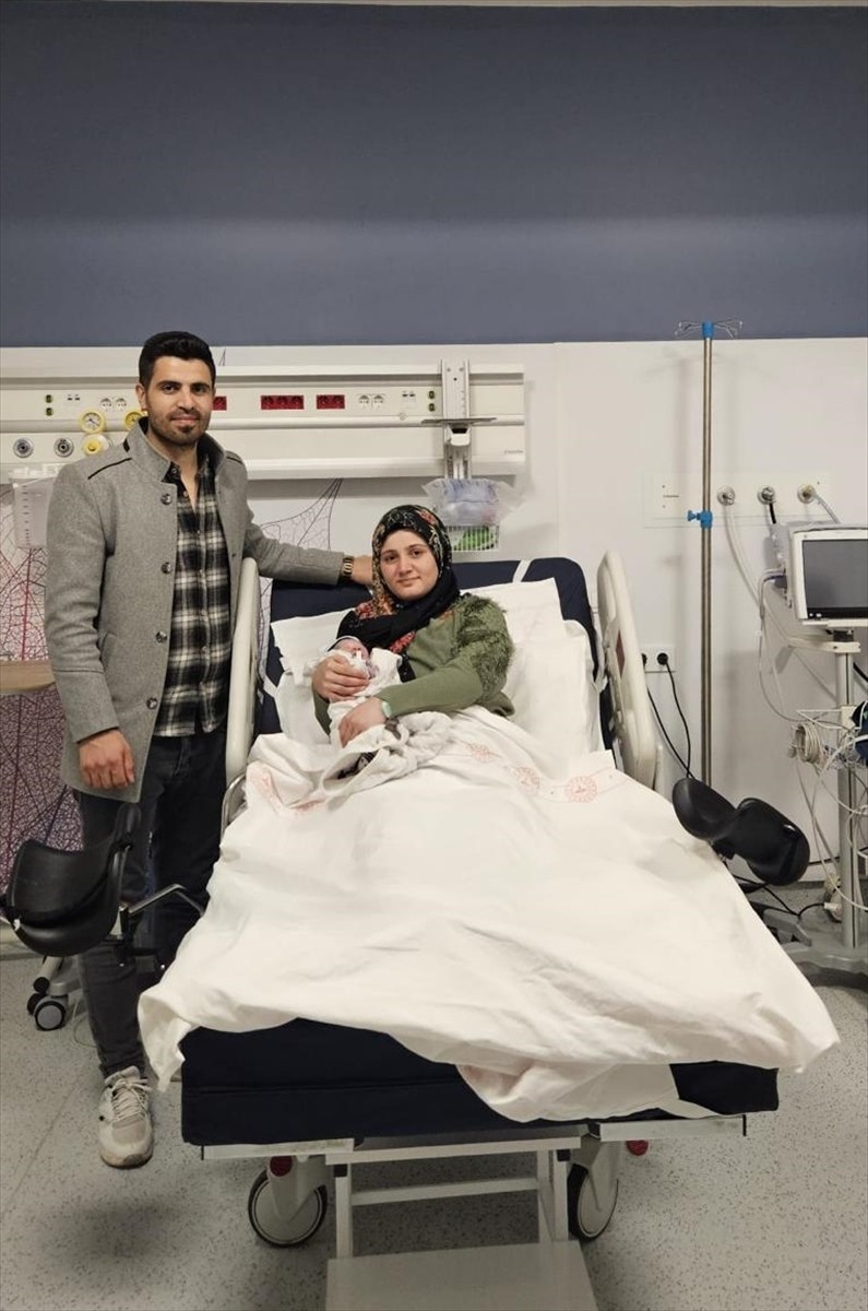 Kocaeli'de 2025 yılının ilk bebeği Kocaeli Şehir Hastanesi'nde doğdu. Harun ve Cansever Alpgün...