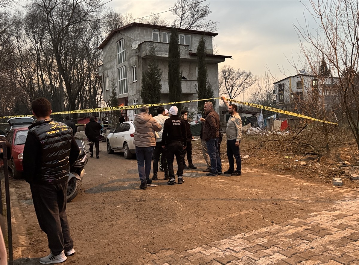 Kocaeli'de çeşitli suçlardan aranan şüphelinin evine giden polis memurunu darbettikleri...