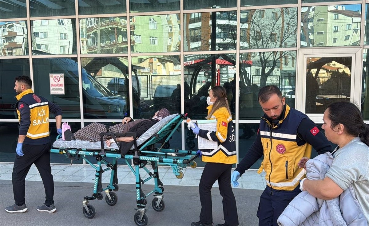 Kocaeli'nin Çayırovası ilçesinde, böcek için ilaçlama yapılan binadaki 2 kişi zehirlenme...