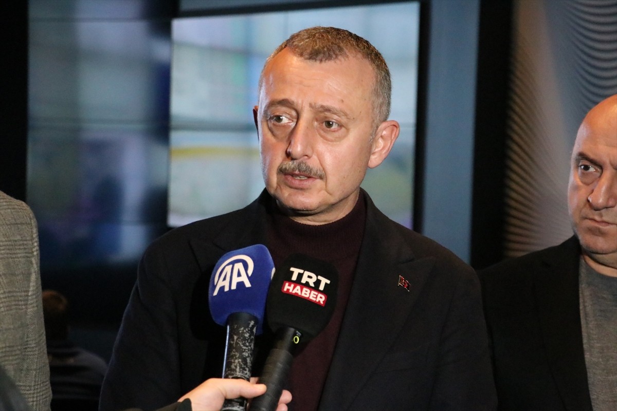 Kocaeli'nin Darıca ilçesinde bir evde meydana gelen doğal gaz kaynaklı patlama sonucu 13 kişi...