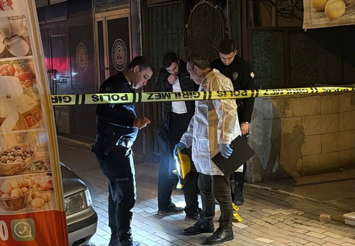 Kocaeli'nin Darıca ilçesinde iki grup arasında çıkan silahlı kavgada 1 kişi öldü, 2 kişi...