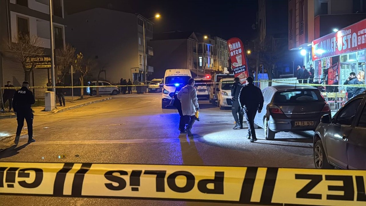 Kocaeli'nin Darıca ilçesinde iki grup arasında çıkan silahlı kavgada 1 kişi öldü, 2 kişi...