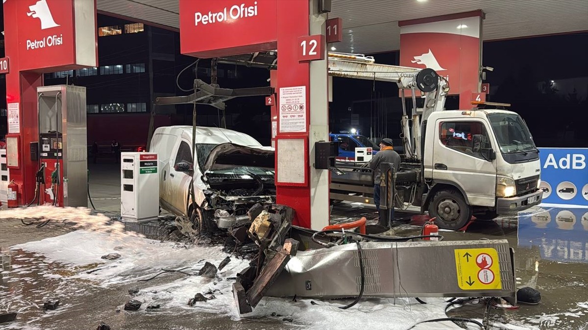 Kocaeli'nin Gebze ilçesinde akaryakıt istasyonundaki pompa bölümüne çarpan hafif ticari araçtaki 2...