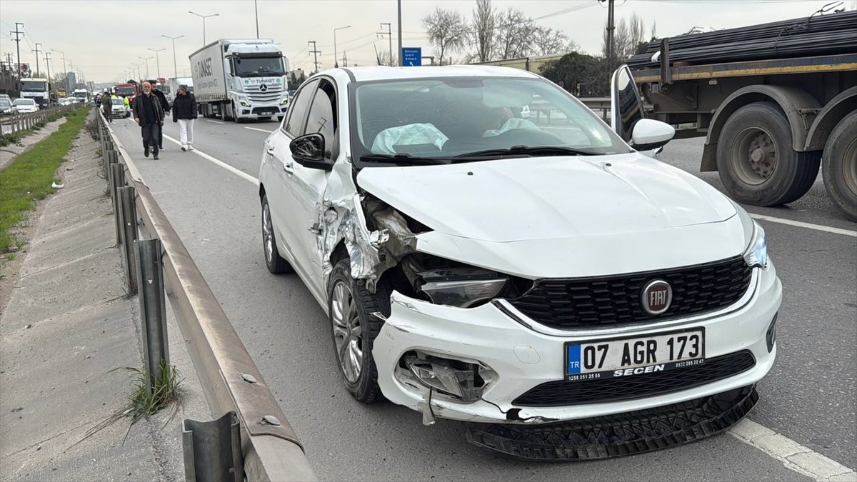 Kocaeli'nin Gebze ilçesinde iki otomobilin karıştığı kazada 3 kişi yaralandı. Kaza yerine polis ve...