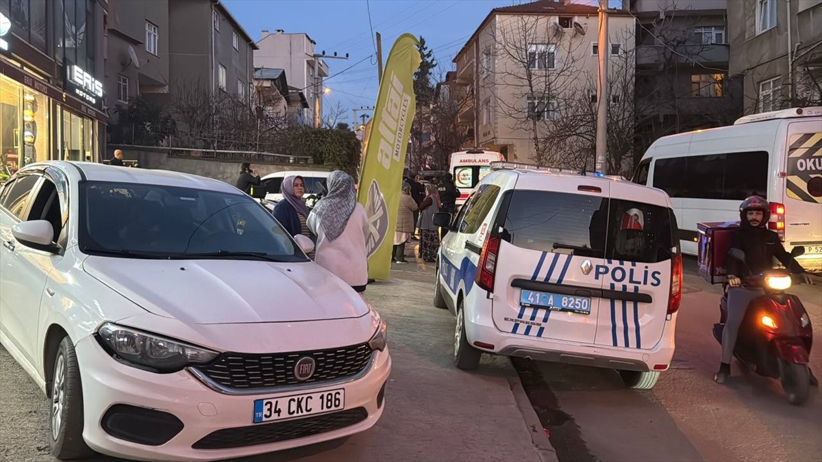 Kocaeli'nin Gebze ilçesinde otomobilin çarpması sonucu yaralanan 11 yaşındaki çocuk hastanede...
