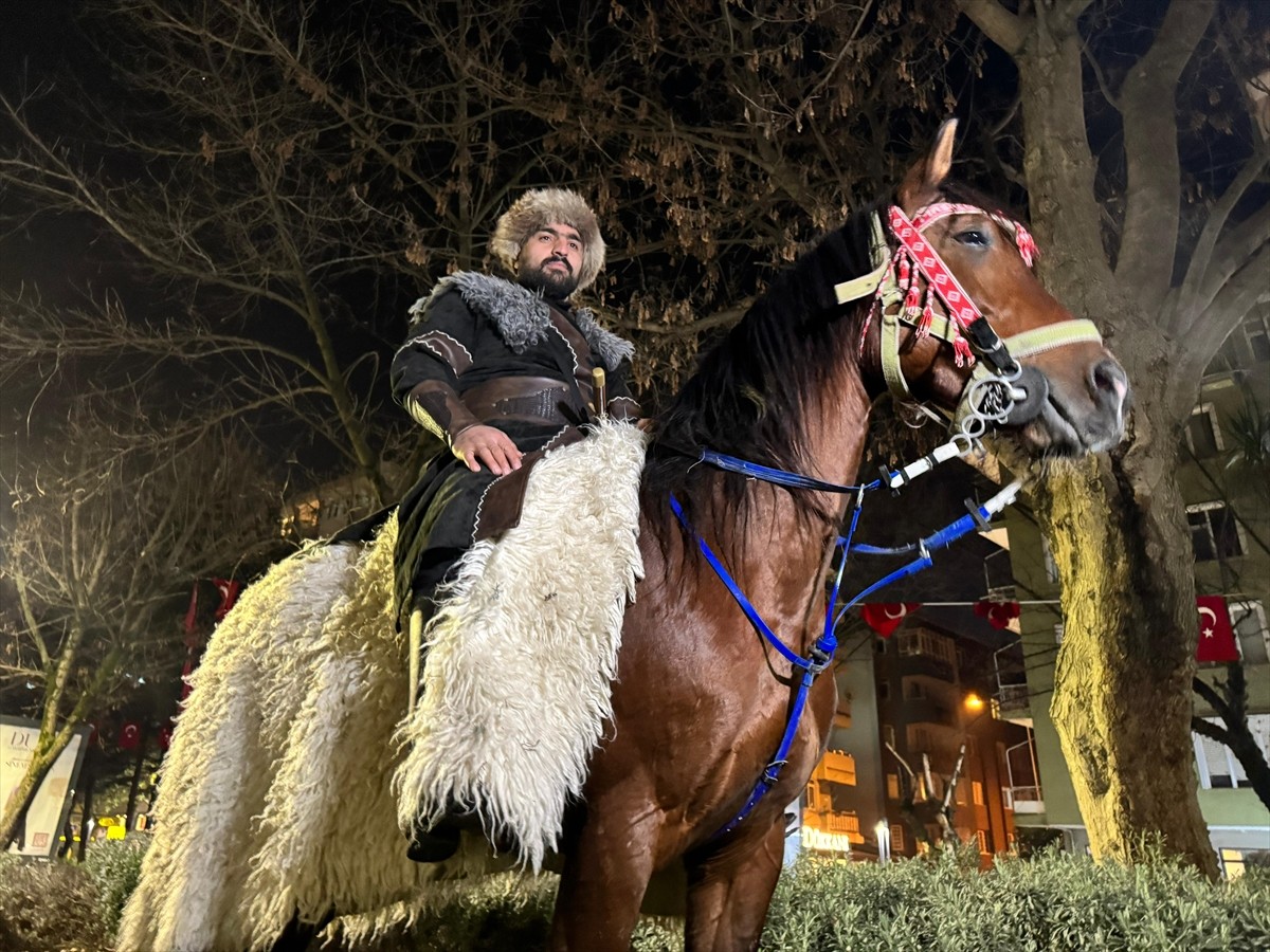 Kocaeli'nin İzmit ilçesinde bir vatandaş, yeni yıl kutlamalarına atıyla katıldı. Körfez ilçesinde...