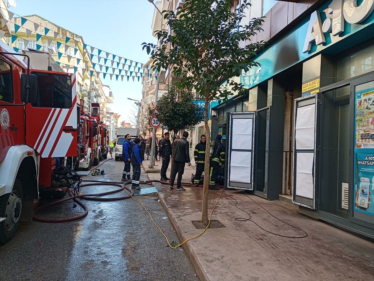 Kocaeli'nin Karamürsel ilçesinde 4 katlı apartmanın zemin katındaki markette çıkan yangında 6 kişi...