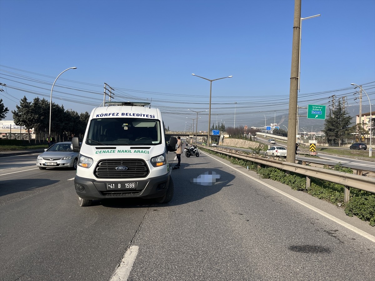 Kocaeli'nin Körfez ilçesinde otomobille çarpışan motosikletin sürücüsü hayatını kaybetti.
