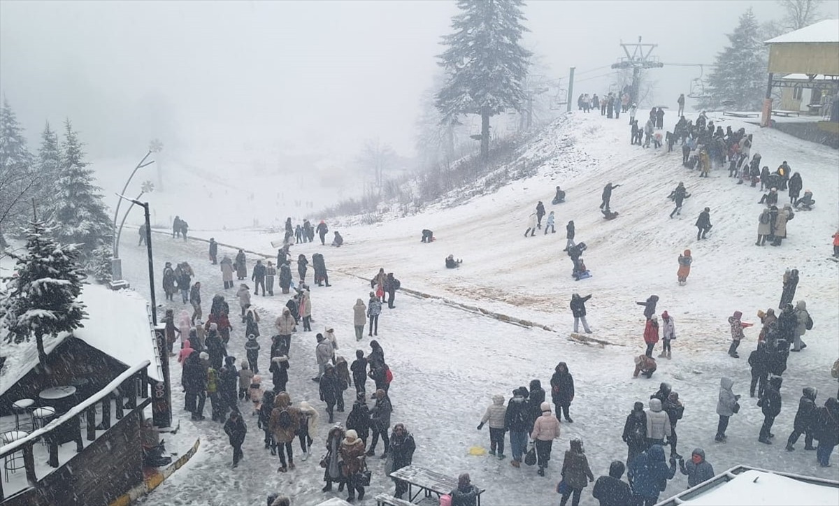 Kocaeli'nin yüksek kesimlerinde kar yağışı etkili oldu. Yağışın ardından Samanlı Dağları'nın 1640...