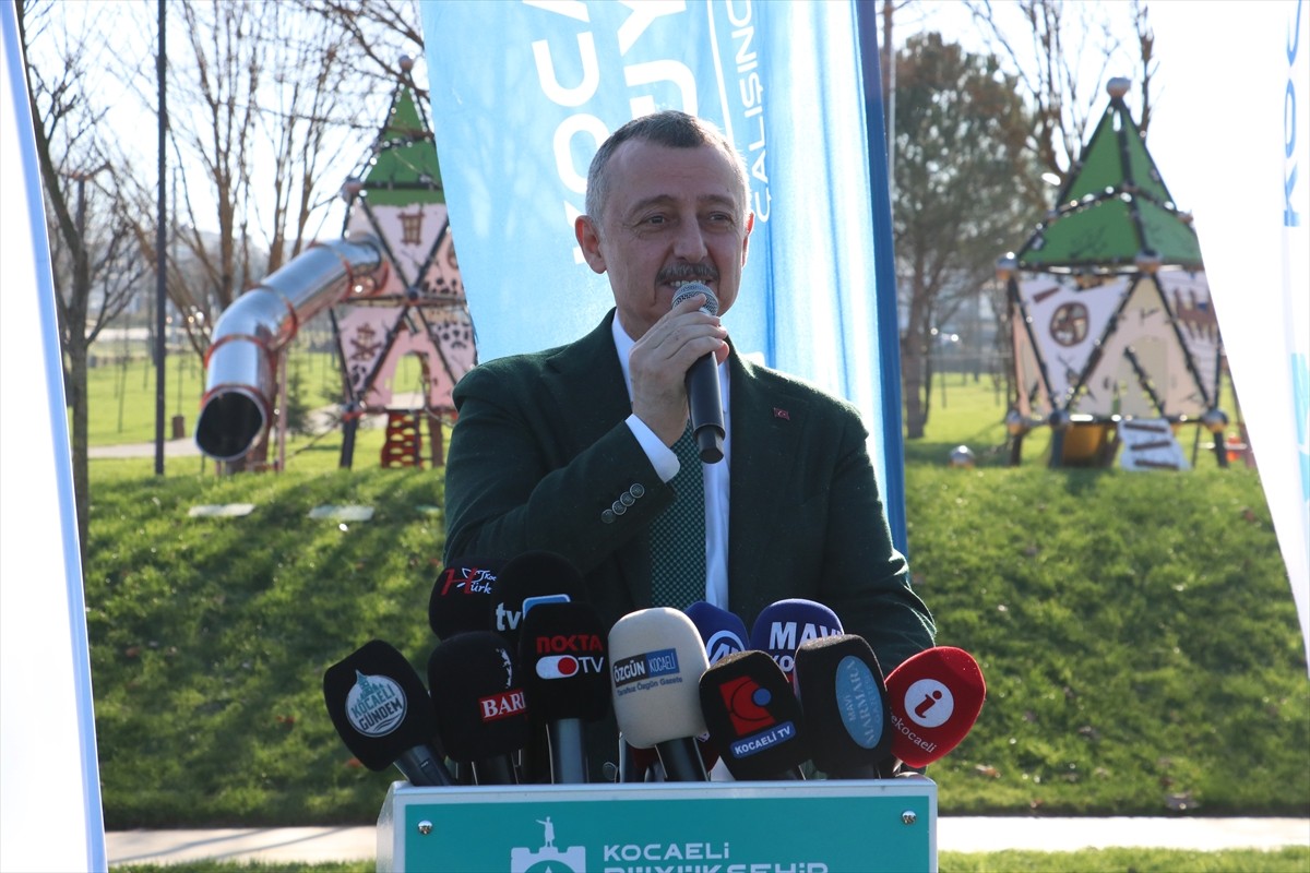 Kocaeli Büyükşehir Belediye Başkanı Tahir Büyükakın, Kocaeli'de Başiskele Millet Bahçesi'nin...