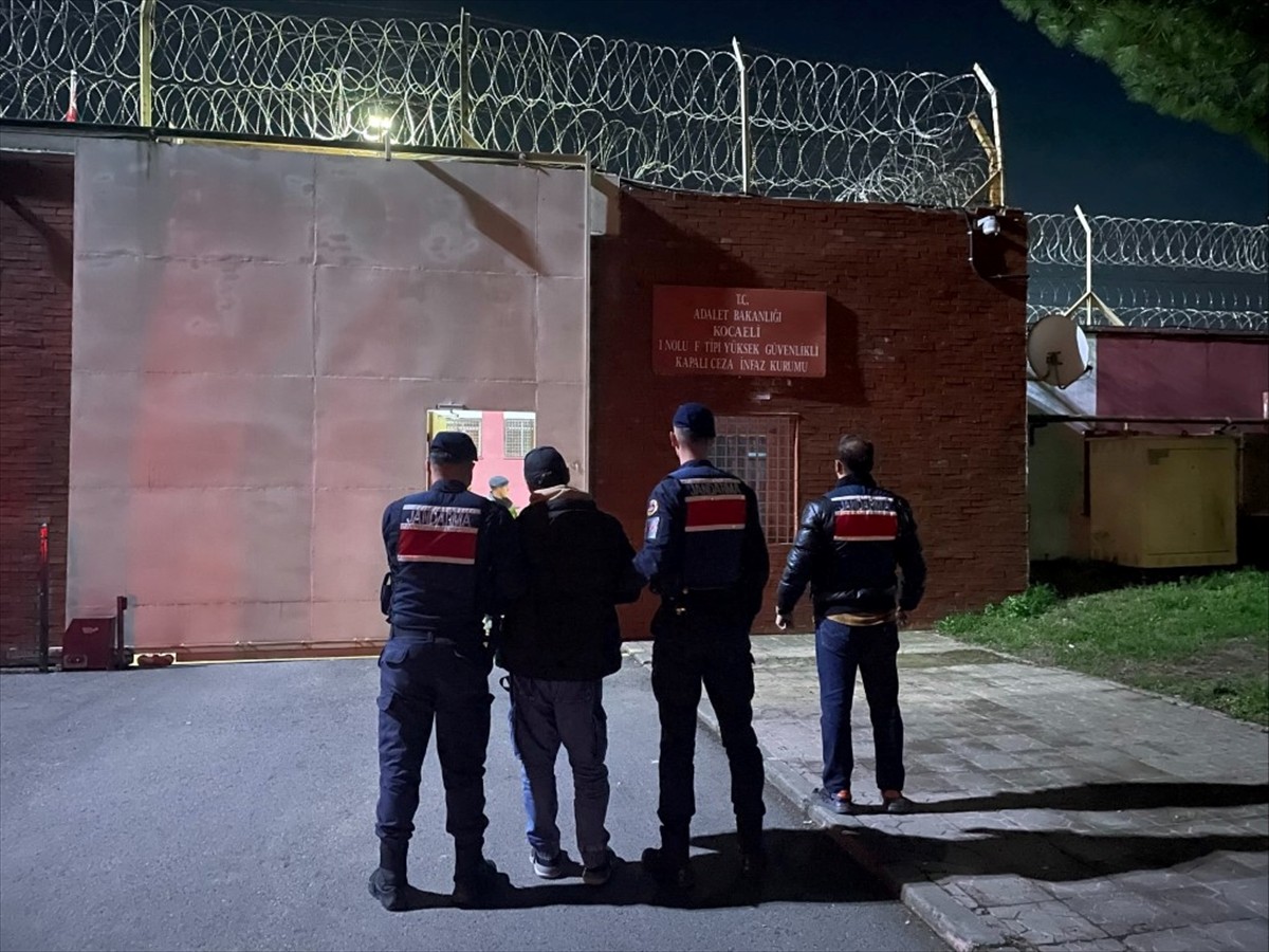Kocaeli ve İstanbul'da terör örgütü DEAŞ'a yönelik operasyonda gözaltına alınan 3 şüpheliden 1'i...