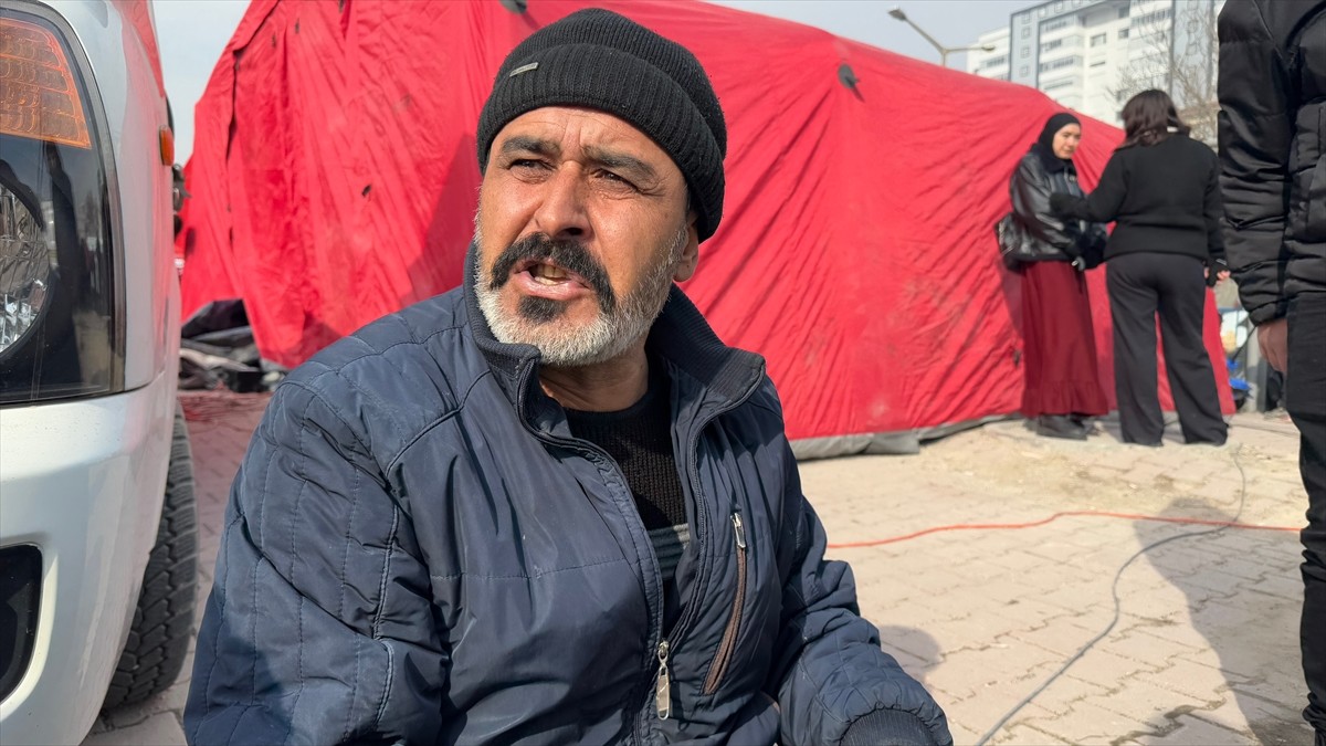 Konya'da oturdukları apartmanın çökmesini cep telefonu kamerasıyla kaydeden 21 yaşındaki Muhammed...