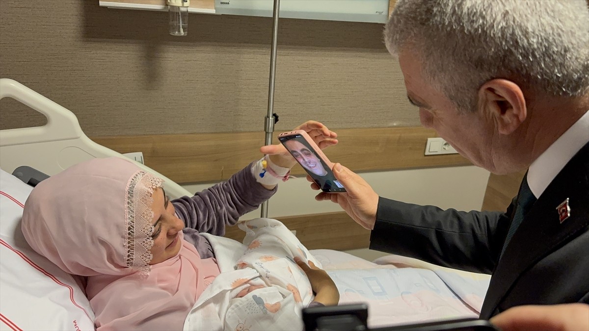 Konya'da yeni 2025 yılının ilk dakikalarında dünyaya gelen bebeğe "Zümra" ismi verildi. Anneyi...