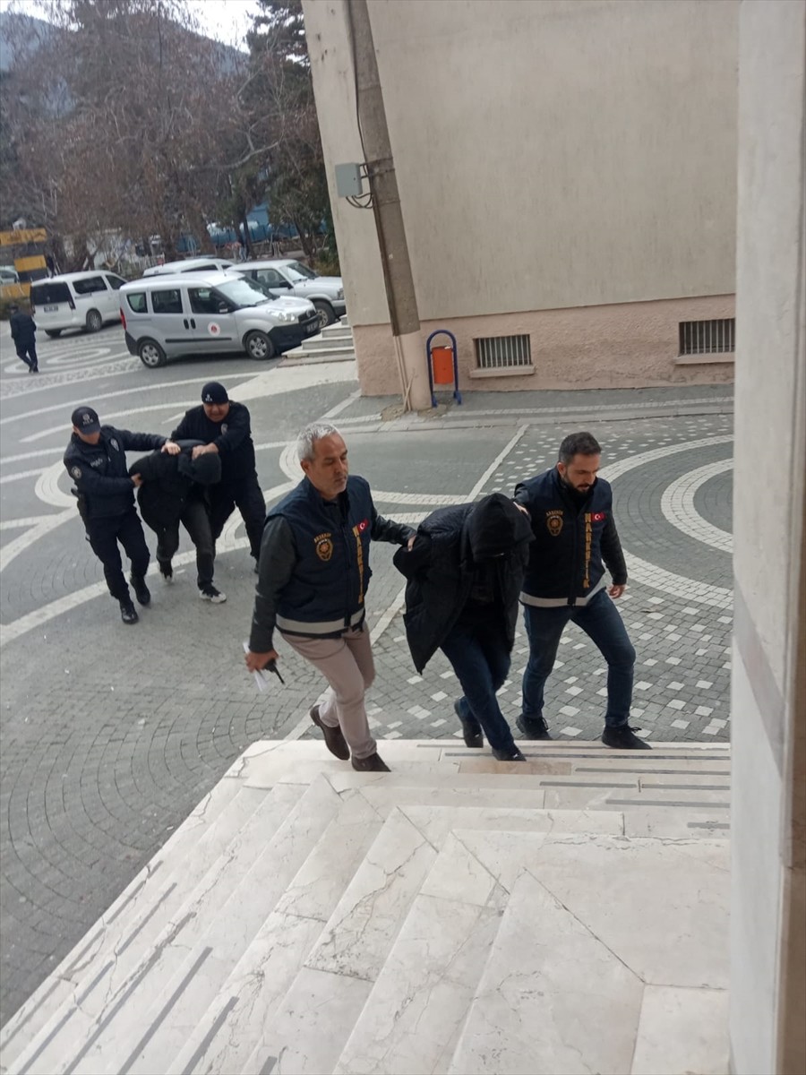 Konya'nın Akşehir ilçesinde düzenlenen uyuşturucu operasyonunda gözaltına alınan 2 şüpheliden 1'i...