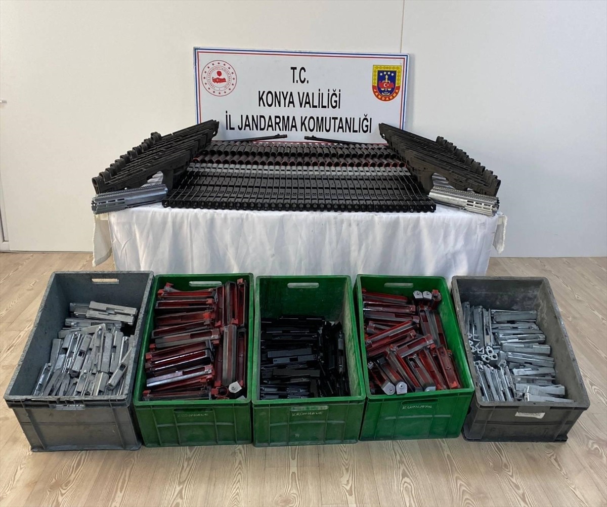 Konya'nın Beyşehir ilçesinde düzenlenen silah kaçakçılığı operasyonunda 623 tabanca üst kapağı...