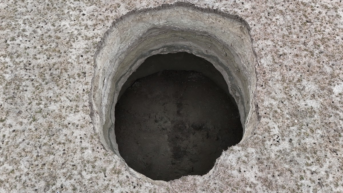 Konya'nın Karapınar ilçesinde, yaklaşık 8 metre çapında ve 25 metre derinliğinde yeni obruk...