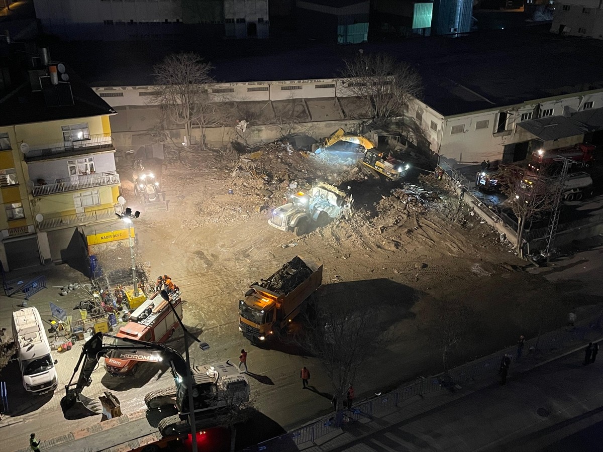 Konya'nın merkez Selçuklu ilçesinde çöken binanın enkazı kaldırıldı. Selçuk Mahallesi Beyşehir...