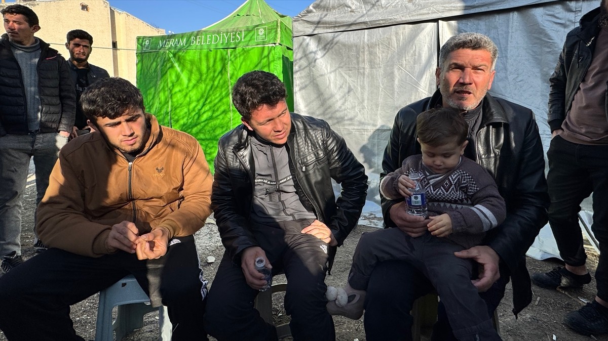 Konya'nın merkez Selçuklu ilçesinde çöken binanın enkazından çıkarılan Halid Cedan (sağda) ve...