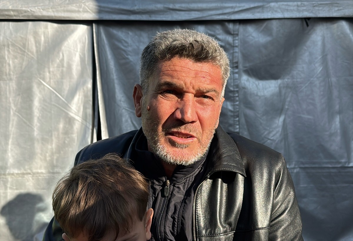 Konya'nın merkez Selçuklu ilçesinde çöken binanın enkazından çıkarılan Halid Cedan (sağda) ve...