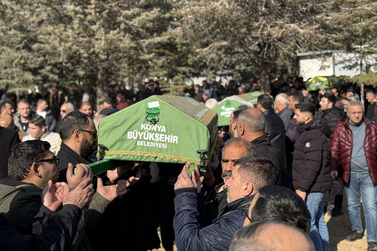 Konya'nın Selçuklu ilçesinde, evlerinde silahla vurulmuş halde ölü bulunan 4 kişilik ailenin...