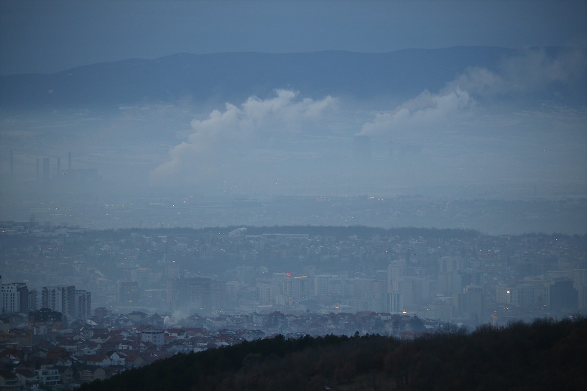 Kosova'nın başkenti Priştine'de hava kirliliği "sağlıksız" seviyesinde seyrediyor. Hava kirliliği...