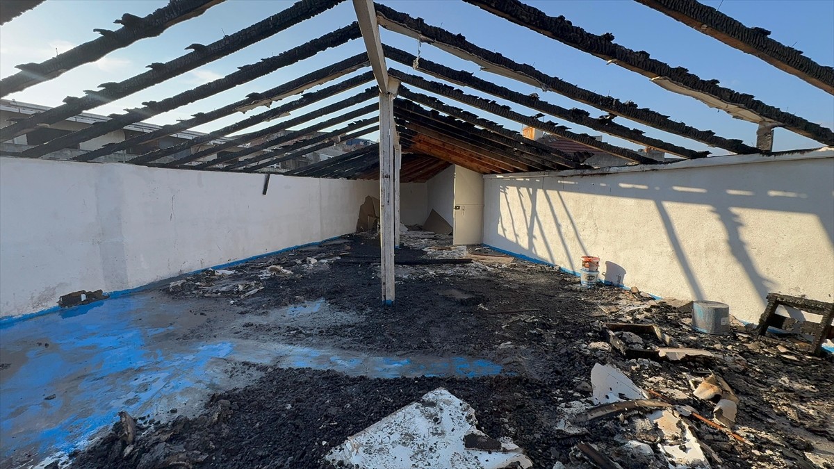 Küçükçekmece'deki 3 katlı iş yerinin çatısında çıkan yangın hasara neden oldu.