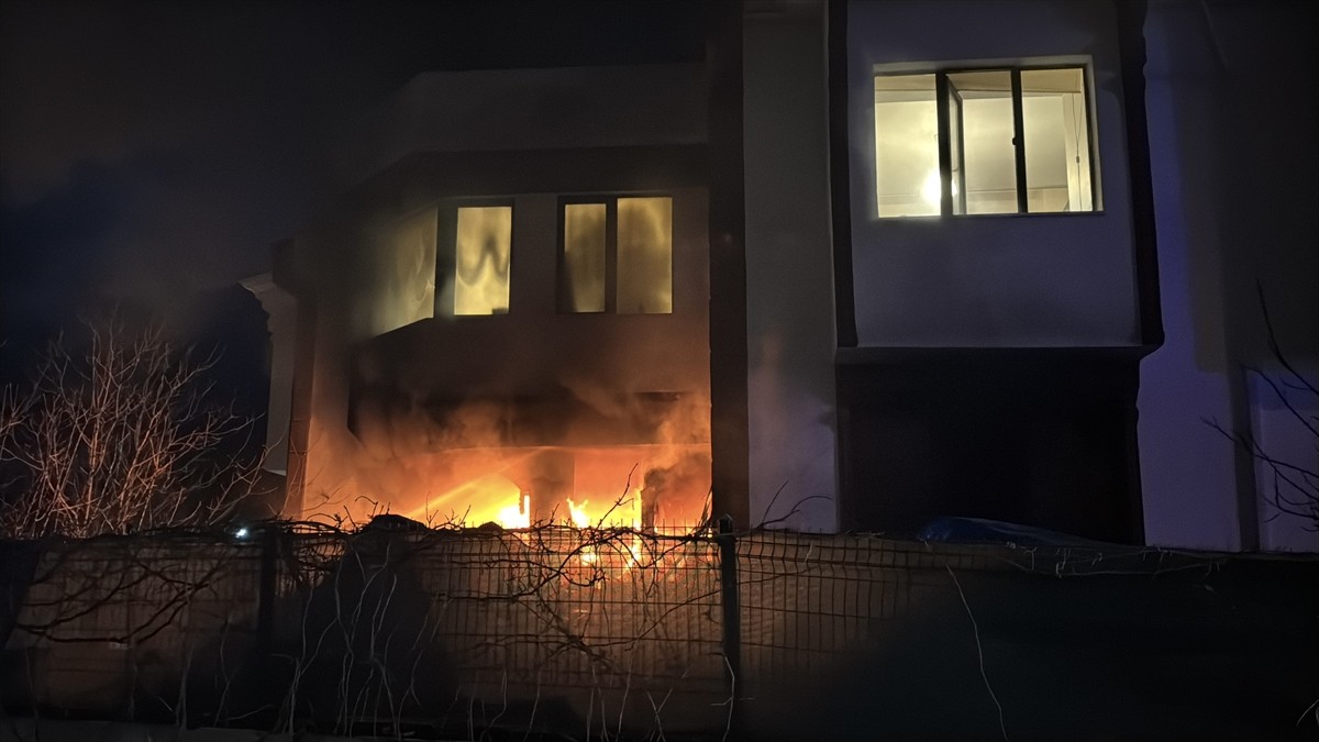 Kütahya'da lüks bir villada çıkan yangın, itfaiye ekiplerinin müdahalesiyle söndürüldü.