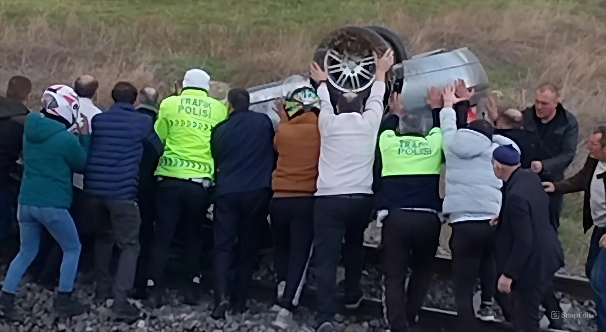 Kütahya'da polisten kaçan alkollü sürücünün kullandığı otomobil, demir yoluna devrildi.