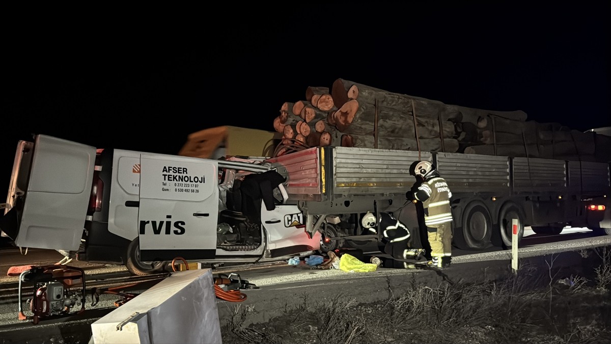 Kütahya'da tıra çarpan kamyonetteki 1 genç öldü, 1 kişi ağır yaralandı.