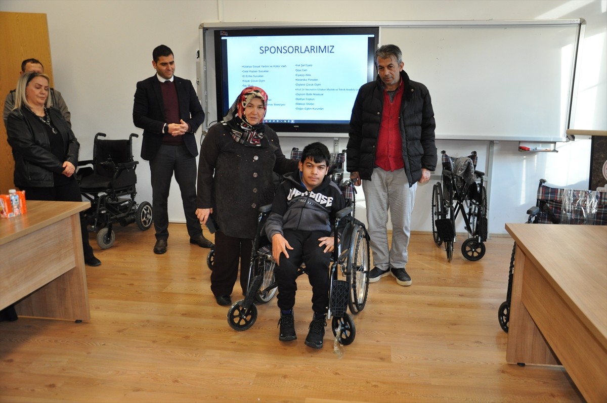 Kütahya'da Yunus Emre Ortaokulu'nda görev yapan öğretmen Şükran Yiğit, ihtiyaç sahiplerine destek...