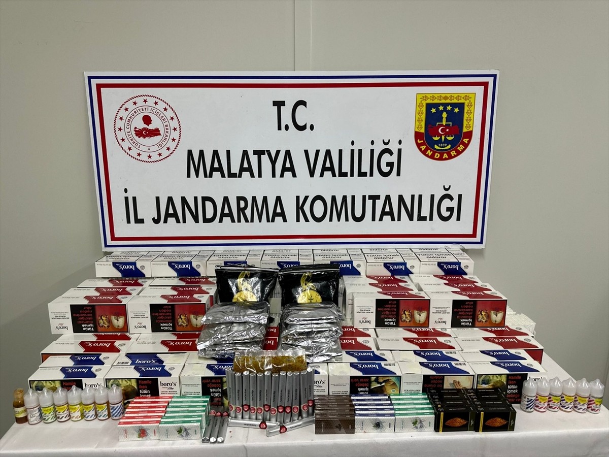 Malatya'da kaçakçılık operasyonlarında ruhsatsız silahlar ve fişekler ele geçirildi, 2 şüpheli...