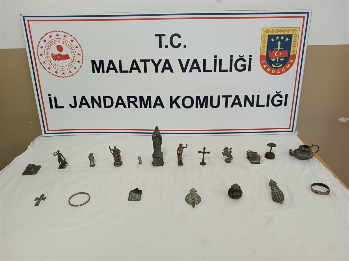 Malatya'da tarihi eser olduğu değerlendirilen 15 heykel, 2 bileklik ele geçirildi, bir şüpheli...