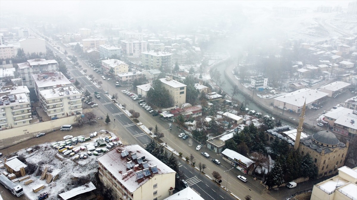 Malatya'nın Darende ilçesinde sabah saatlerinden itibaren etkili olan yağışla birlikte ilçe...