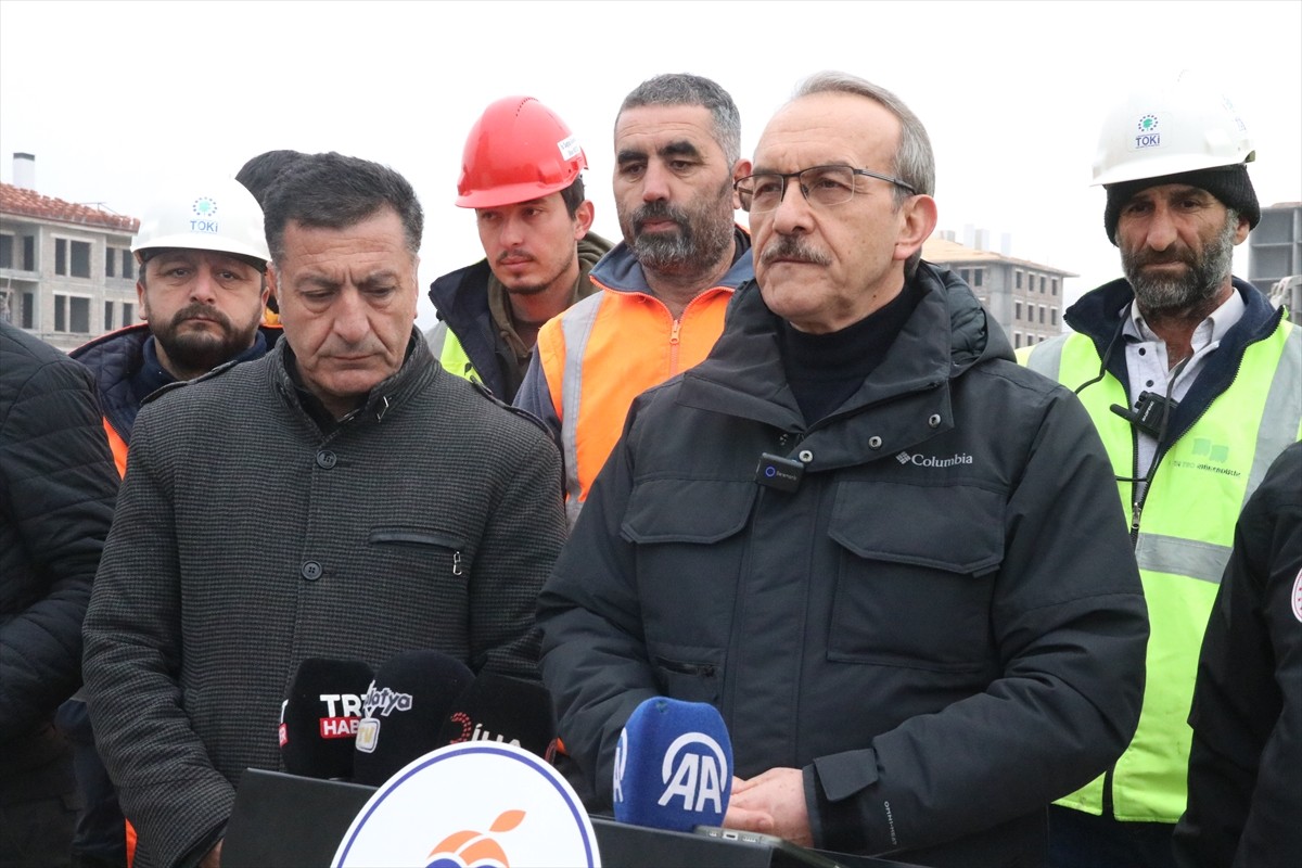 Malatya Valisi Seddar Yavuz (sağ 4), Çevre, Şehircilik ve İklim Değişikliği İl Müdürü Cengiz Başer...