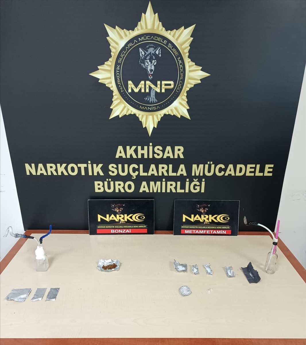 Manisa'nın Akhisar ilçesinde düzenlenen uyuşturucu operasyonunda gözaltına alınan 7 şüpheliden 3'ü...