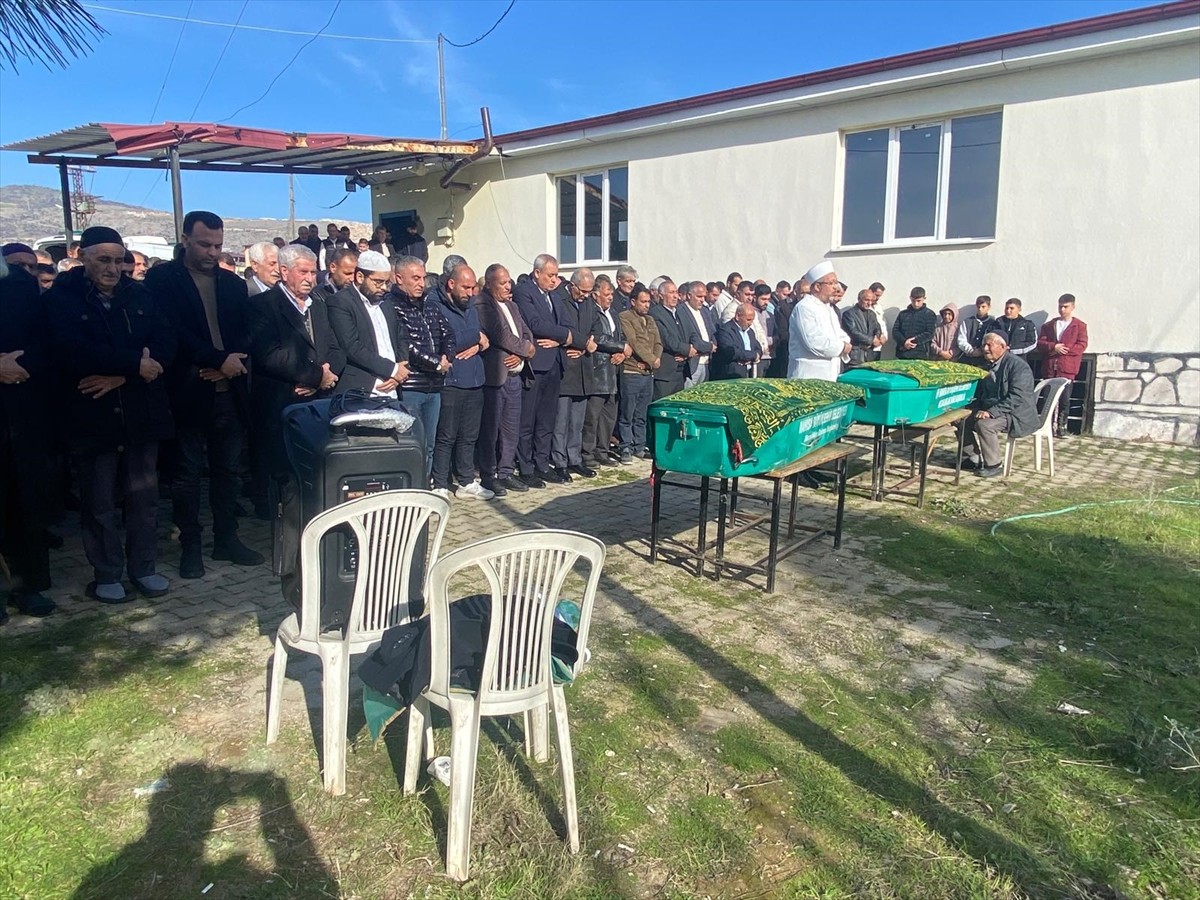 Manisa'nın Alaşehir ilçesinde su birikintisinde boğulan iki kuzenin cenazesi toprağa verildi....