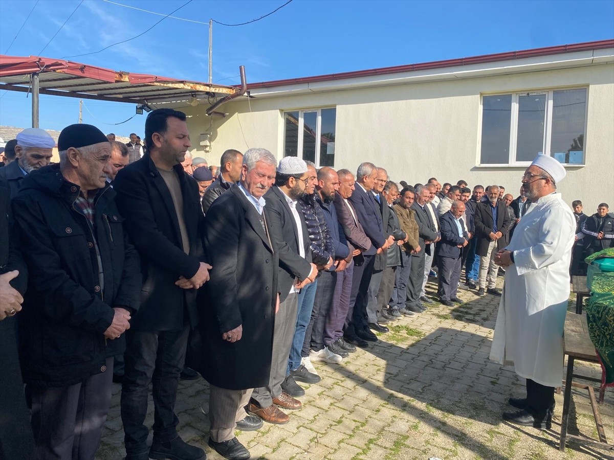 Manisa'nın Alaşehir ilçesinde su birikintisinde boğulan iki kuzenin cenazesi toprağa verildi....