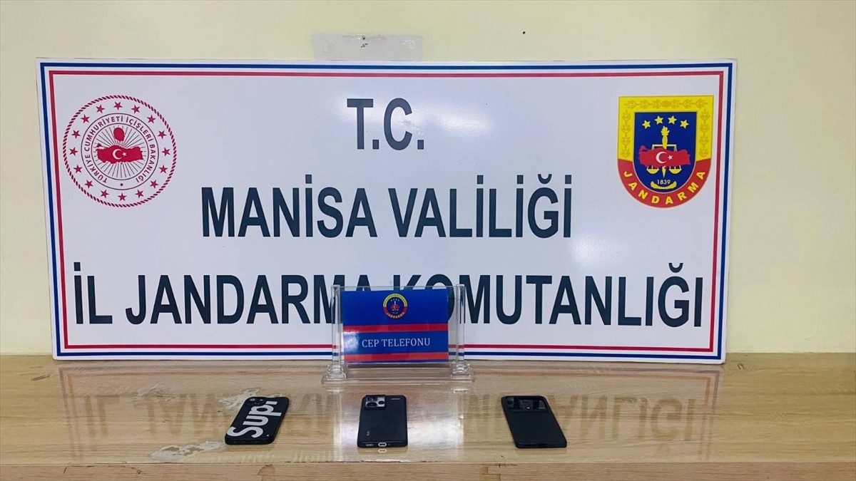 Manisa'nın Salihli ilçesinde yılbaşı gecesi kepçeyle define arayan 4 zanlı jandarma ekiplerince...