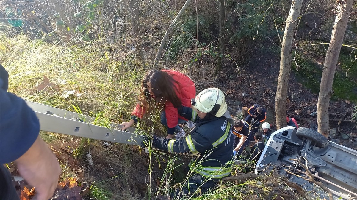 Manisa'nın Yunusemre ilçesinde geri manevra sırasında dere yatağına düşen otomobildeki 1 kişi...