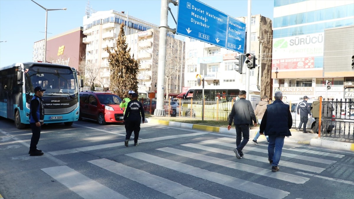 Mardin'de trafik kazalarının önüne geçmek ve güvenli geçişler için trafik polisi ve zabıta...