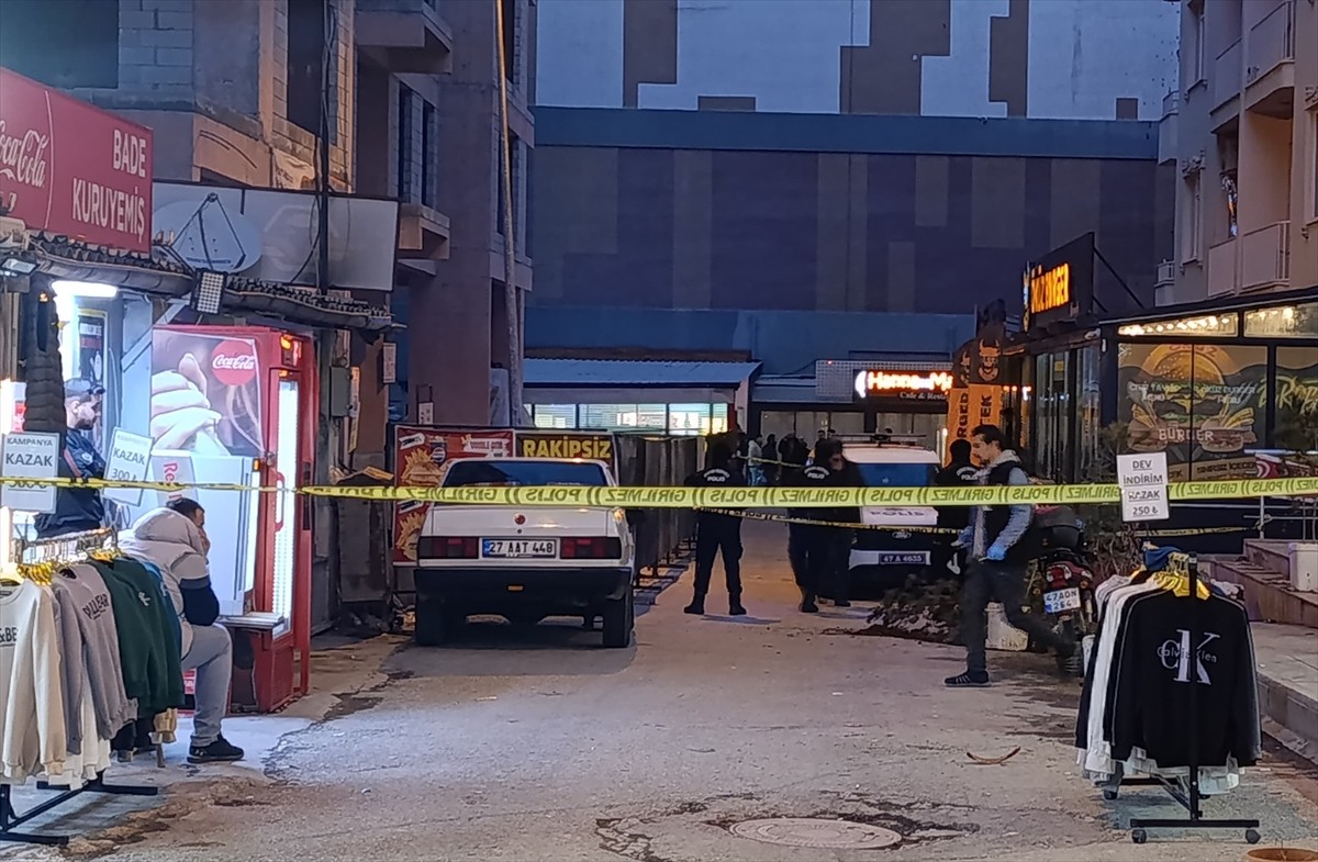 Mardin'in Artuklu ilçesinde iki grup arasında çıkan silahlı kavgada biri ağır 3 kişi yaralandı....