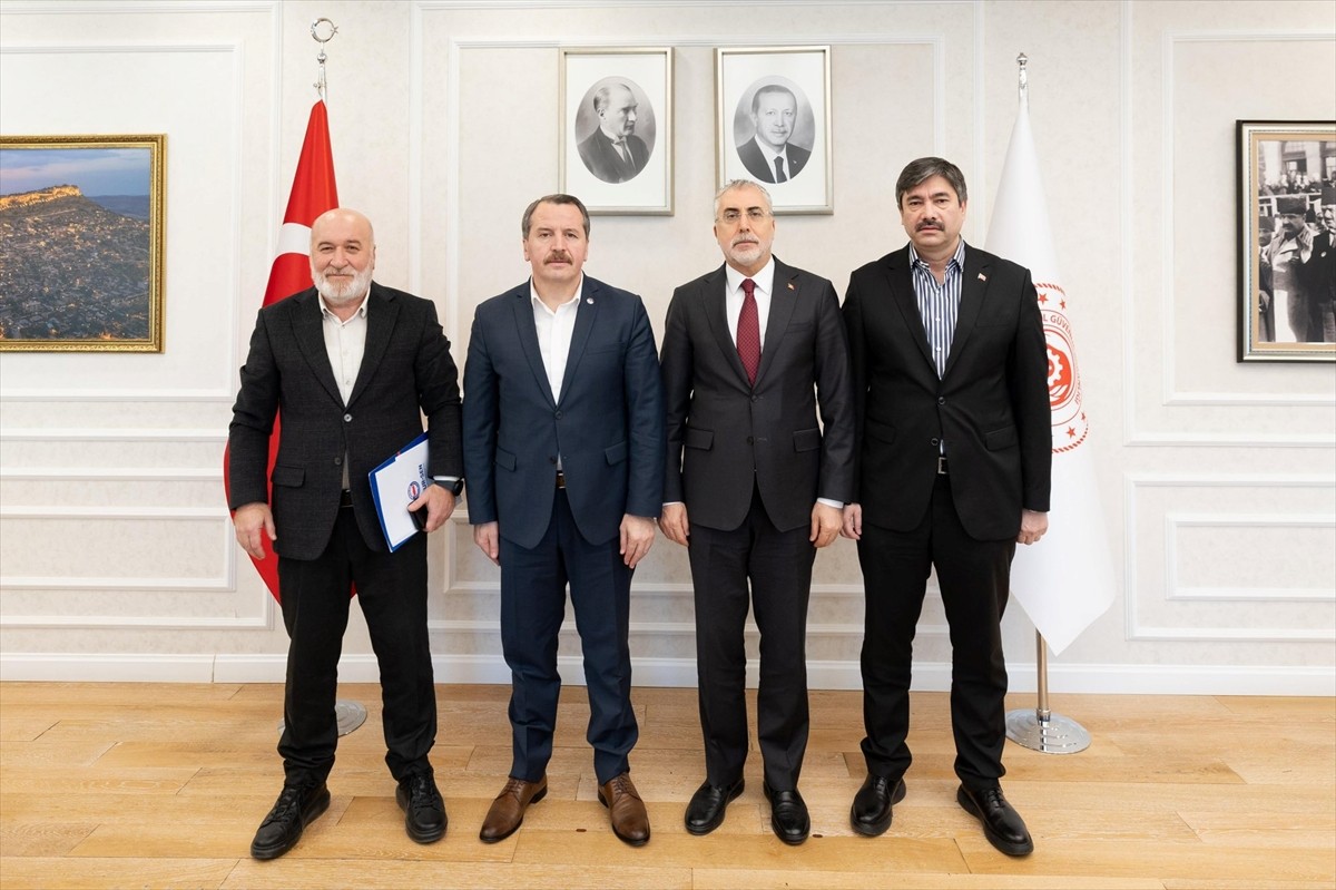 Memur-Sen Genel Başkanı Ali Yalçın (sol 2), Genel Başkan Yardımcıları Levent Uslu (sağda) ile Hacı...